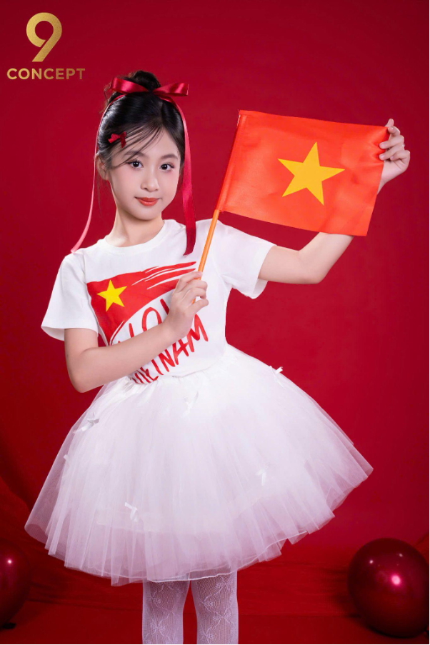 Nguyễn Tâm Anh mẫu nhí Gen Alpha kể câu chuyện về tình yêu đất nước qua bộ ảnh đặc biệt - Ảnh 8. Nguyễn Tâm Anh mẫu nhí Gen Alpha kể câu chuyện về tình yêu đất nước qua bộ ảnh đặc biệt - Ảnh 8.