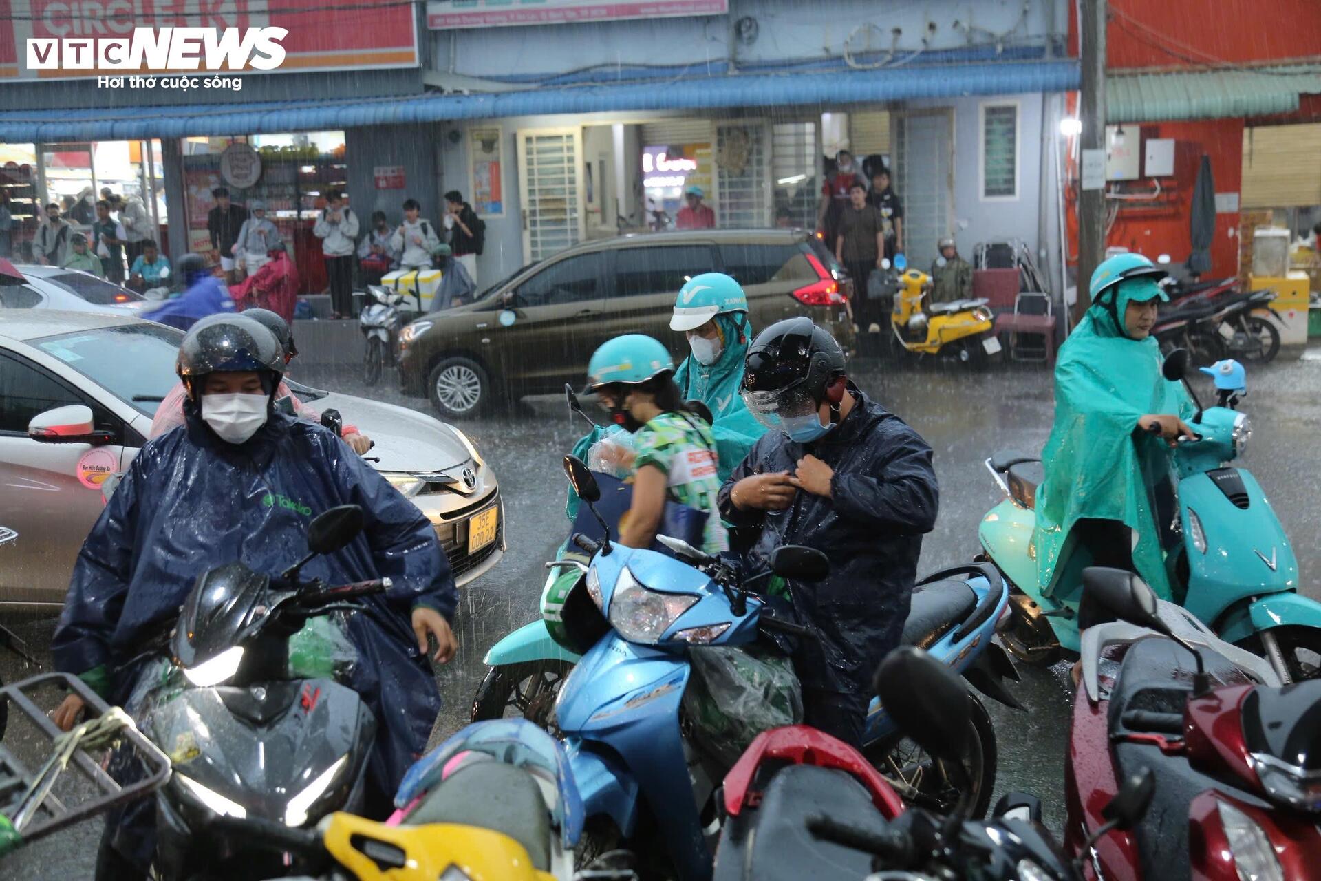 Người dân TP.HCM đội mưa, vật vã qua cửa ngõ kẹt cứng về quê nghỉ lễ 2/9 - Ảnh 4. Người dân TP.HCM đội mưa, vật vã qua cửa ngõ kẹt cứng về quê nghỉ lễ 2/9 - Ảnh 4.
