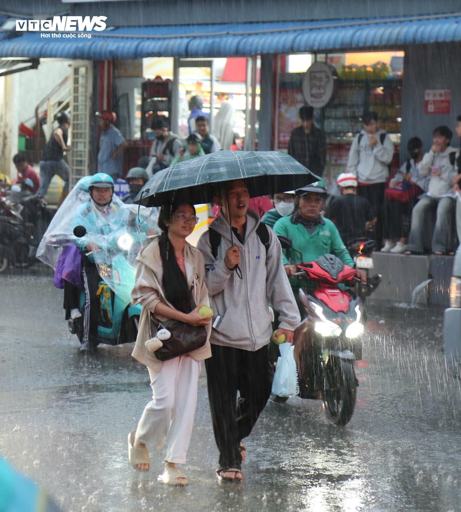 Người dân TP.HCM đội mưa, vật vã qua cửa ngõ kẹt cứng về quê nghỉ lễ 2/9 - Ảnh 5. Người dân TP.HCM đội mưa, vật vã qua cửa ngõ kẹt cứng về quê nghỉ lễ 2/9 - Ảnh 5.