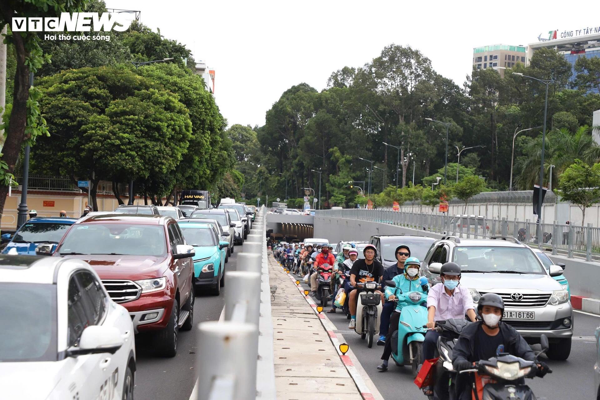 Người dân TP.HCM đội mưa, vật vã qua cửa ngõ kẹt cứng về quê nghỉ lễ 2/9 - Ảnh 1. Người dân TP.HCM đội mưa, vật vã qua cửa ngõ kẹt cứng về quê nghỉ lễ 2/9 - Ảnh 1.