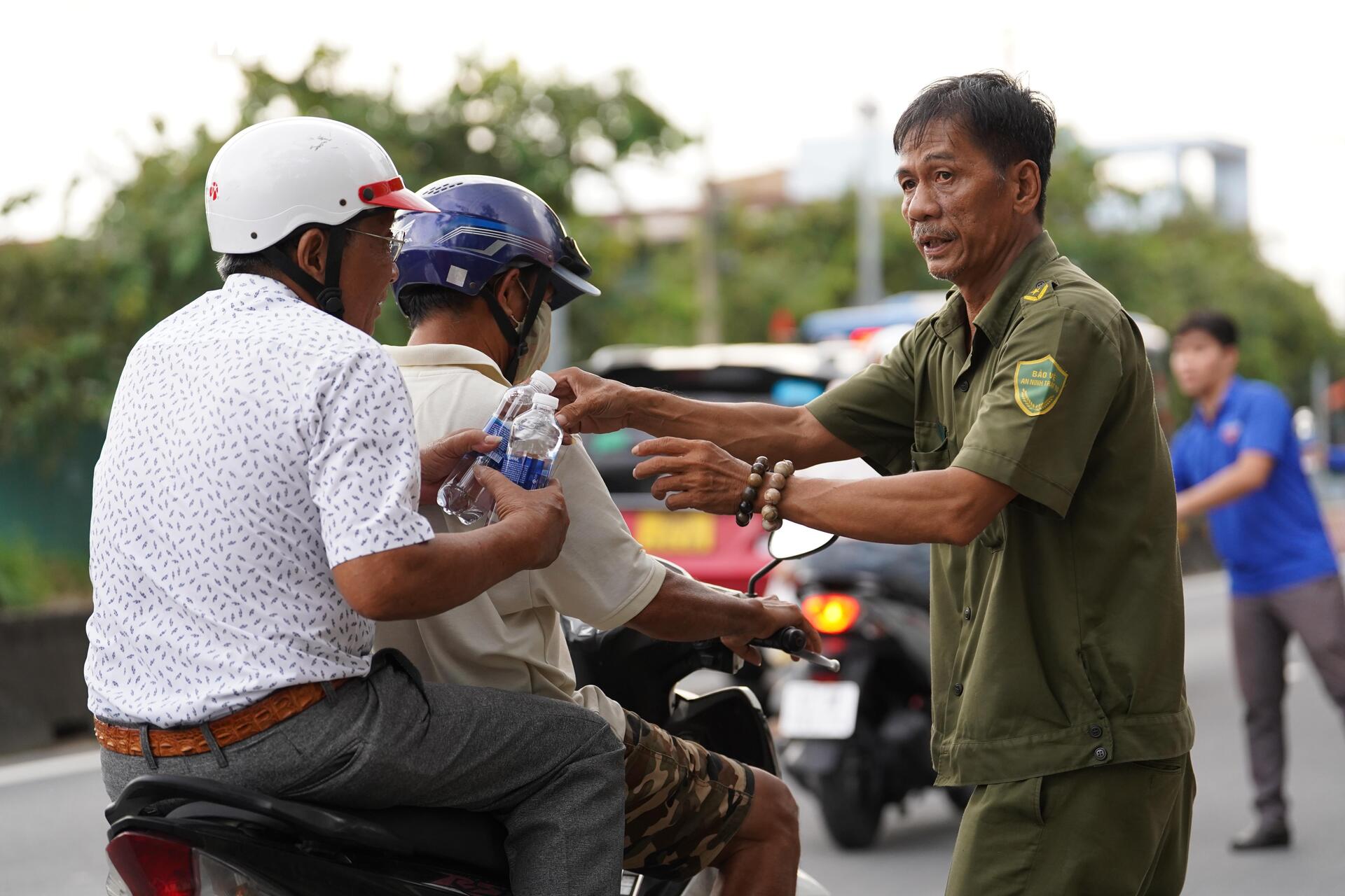 Người dân TP.HCM đội mưa, vật vã qua cửa ngõ kẹt cứng về quê nghỉ lễ 2/9 - Ảnh 13. Người dân TP.HCM đội mưa, vật vã qua cửa ngõ kẹt cứng về quê nghỉ lễ 2/9 - Ảnh 13.