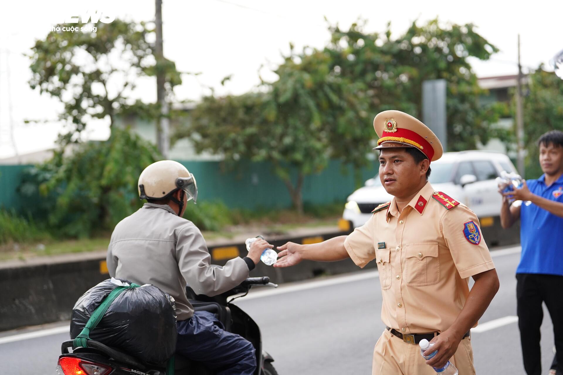 Người dân TP.HCM đội mưa, vật vã qua cửa ngõ kẹt cứng về quê nghỉ lễ 2/9 - Ảnh 15. Người dân TP.HCM đội mưa, vật vã qua cửa ngõ kẹt cứng về quê nghỉ lễ 2/9 - Ảnh 15.