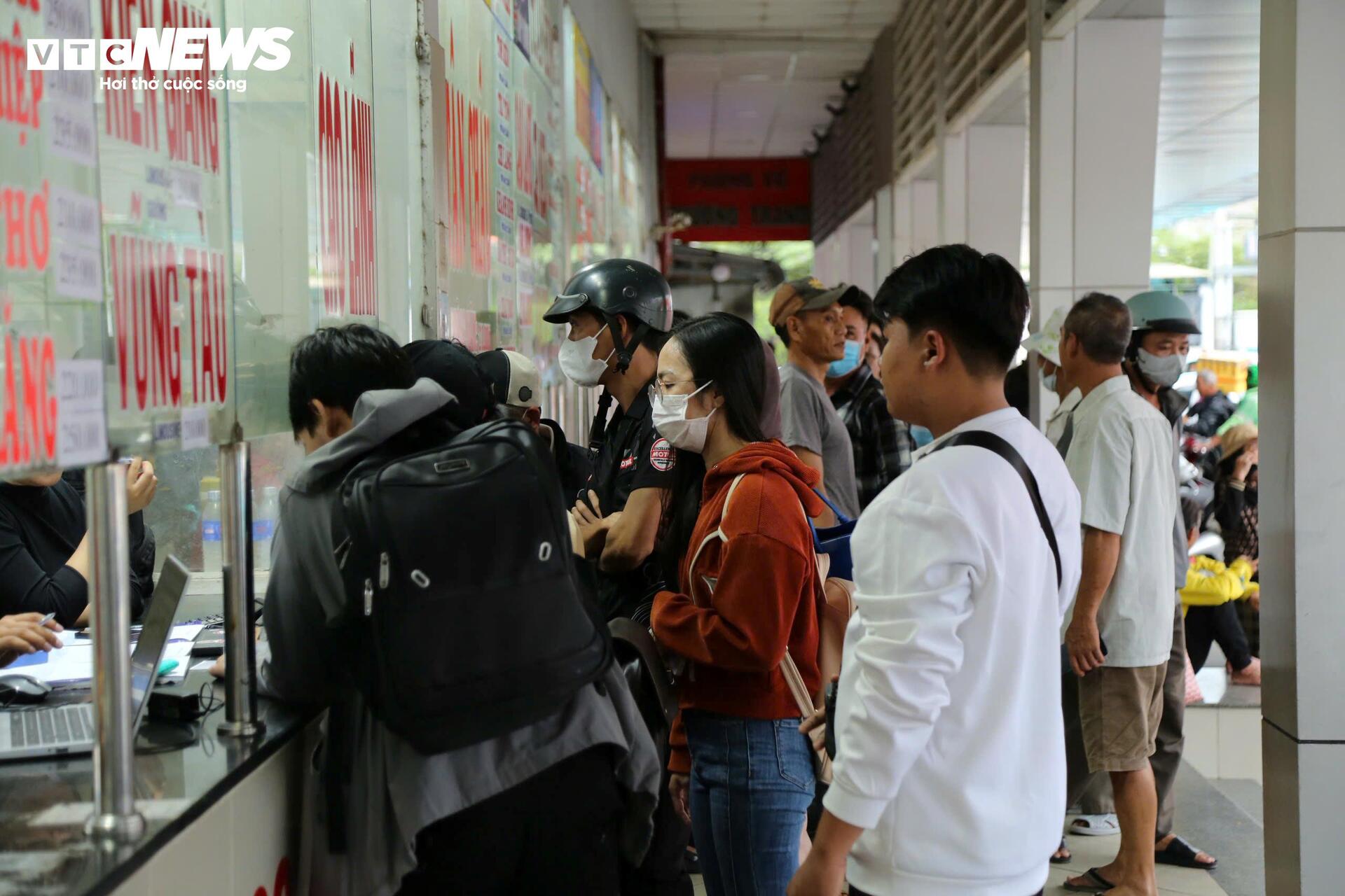 Người dân TP.HCM đội mưa, vật vã qua cửa ngõ kẹt cứng về quê nghỉ lễ 2/9 - Ảnh 3. Người dân TP.HCM đội mưa, vật vã qua cửa ngõ kẹt cứng về quê nghỉ lễ 2/9 - Ảnh 3.