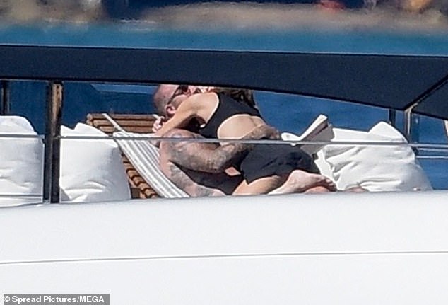100838771-14962107-victoria51anddavidbeckham50sharedaverysteamymomenton-m-11754045291214-17541168553351834540406-1754189081619-1754189081738337635596.jpg