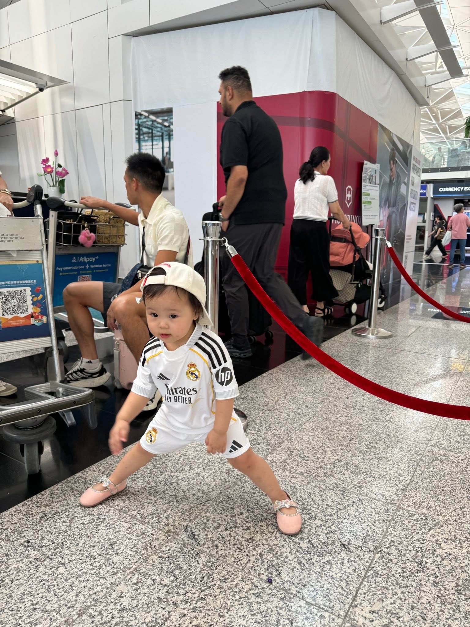 Mừng sinh nhật con gái 2 tuổi, vợ chồng cầu thủ Duy Mạnh khiến dân mạng cười nghiêng ngả vì ảnh hài hước của bé Cony- Ảnh 5.