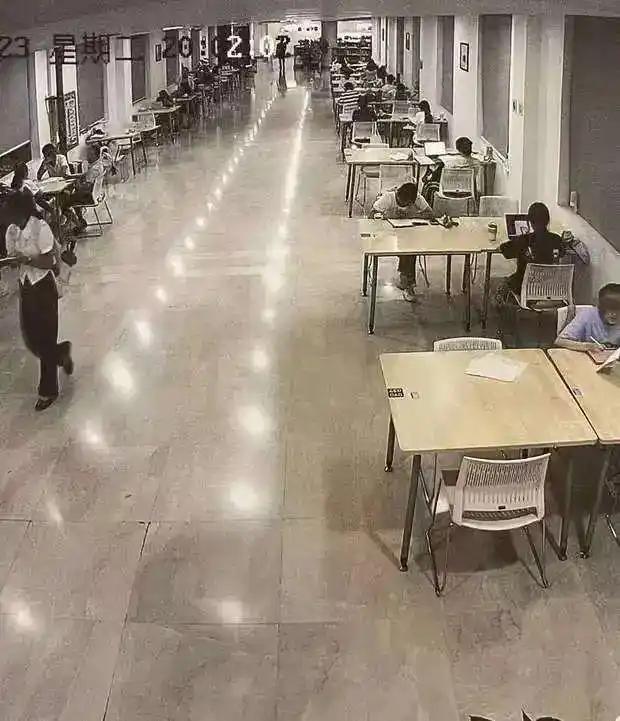 Nam sinh gãi ngứa trong thư viện bị chị khóa trên tố quấy rối tình dục đến mức muốn tự tử: Tòa tuyên bố sốc, "nạn nhân" hóa tâm điểm chỉ trích- Ảnh 1. Nam sinh gãi ngứa trong thư viện bị chị khóa trên tố quấy rối tình dục đến mức muốn tự tử: Tòa tuyên bố sốc, "nạn nhân" hóa tâm điểm chỉ trích- Ảnh 1.