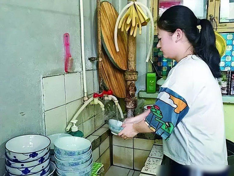 Rửa bát sai cách chẳng khác nào... ăn thuốc độc mỗi ngày nhưng nhiều gia đình Việt đang mắc phải - Ảnh 1. Rửa bát sai cách chẳng khác nào... ăn thuốc độc mỗi ngày nhưng nhiều gia đình Việt đang mắc phải - Ảnh 1.