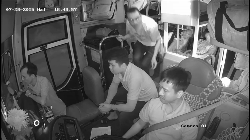 Hành khách lao lên tát mạnh vào mặt tài xế đang lái xe: Nguồn cơn gây bức xúc, nhà xe hành động tức thì - Ảnh 1. Hành khách lao lên tát mạnh vào mặt tài xế đang lái xe: Nguồn cơn gây bức xúc, nhà xe hành động tức thì - Ảnh 1.