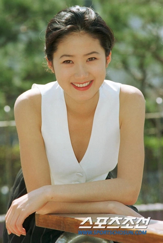 Bí ẩn nhan sắc là "kỳ phùng địch thủ" của Lee Young Ae, độ nổi tiếng bằng cả Son Ye Jin, Suzy và Kim Tae Ri thời nay cộng lại- Ảnh 13. Bí ẩn nhan sắc là "kỳ phùng địch thủ" của Lee Young Ae, độ nổi tiếng bằng cả Son Ye Jin, Suzy và Kim Tae Ri thời nay cộng lại- Ảnh 13.