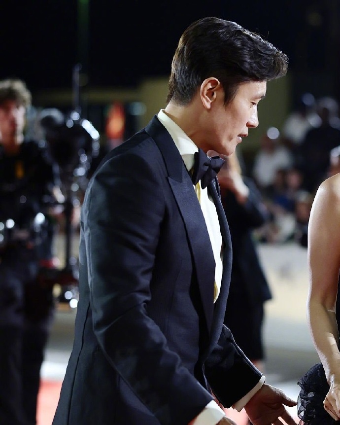 Son Ye Jin đổ bộ thảm đỏ LHP Venice: Visual bị Son Ye Jin đổ bộ thảm đỏ LHP Venice: Visual bị