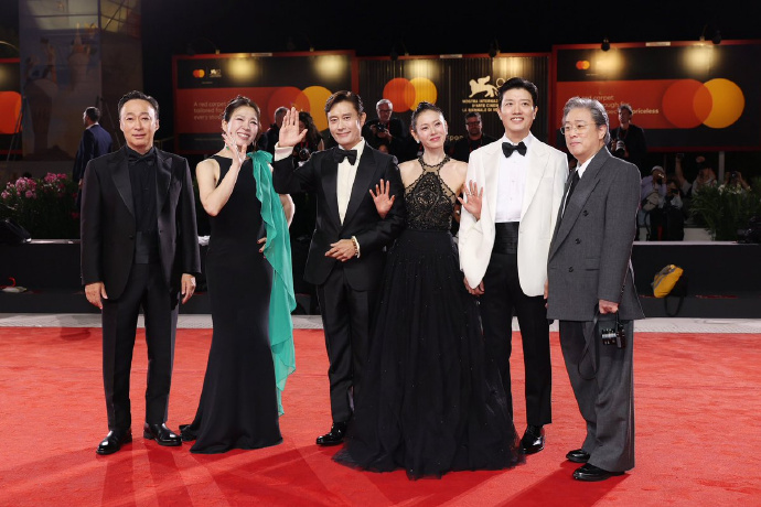 Son Ye Jin đổ bộ thảm đỏ LHP Venice: Visual bị Son Ye Jin đổ bộ thảm đỏ LHP Venice: Visual bị