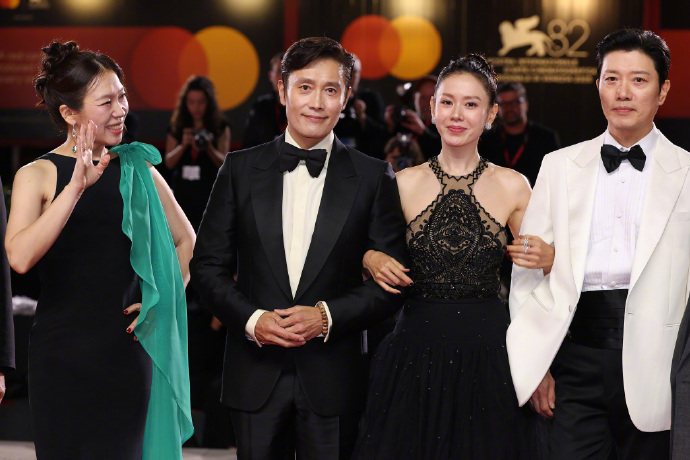 Son Ye Jin đổ bộ thảm đỏ LHP Venice: Visual bị Son Ye Jin đổ bộ thảm đỏ LHP Venice: Visual bị