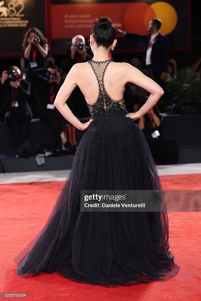 Son Ye Jin đổ bộ thảm đỏ LHP Venice: Visual bị Son Ye Jin đổ bộ thảm đỏ LHP Venice: Visual bị