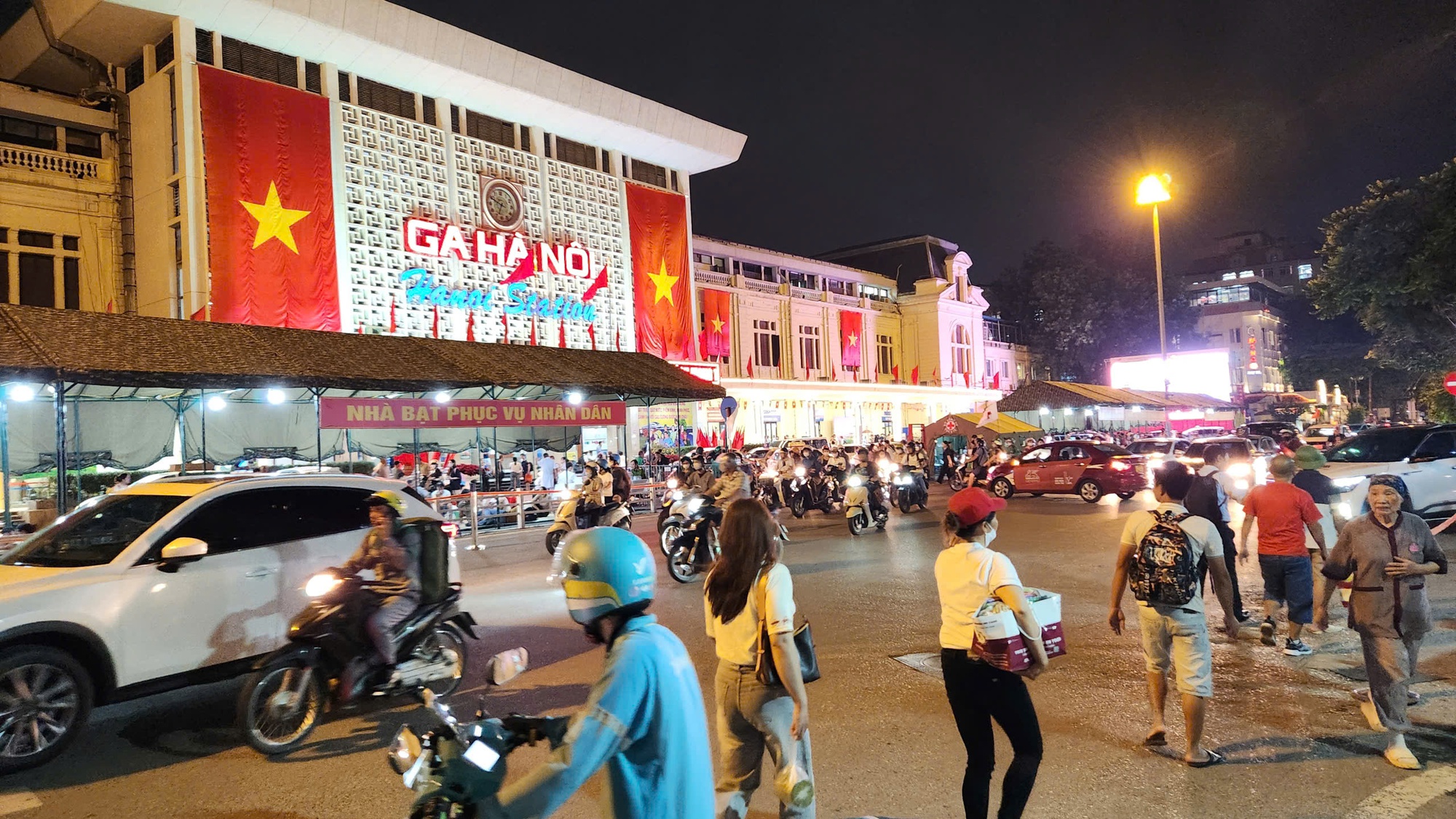 Người dân Hà Nội đổ về giữ chỗ xem lễ duyệt binh Quốc khánh 80 năm - Ảnh 3. Người dân Hà Nội đổ về giữ chỗ xem lễ duyệt binh Quốc khánh 80 năm - Ảnh 3.
