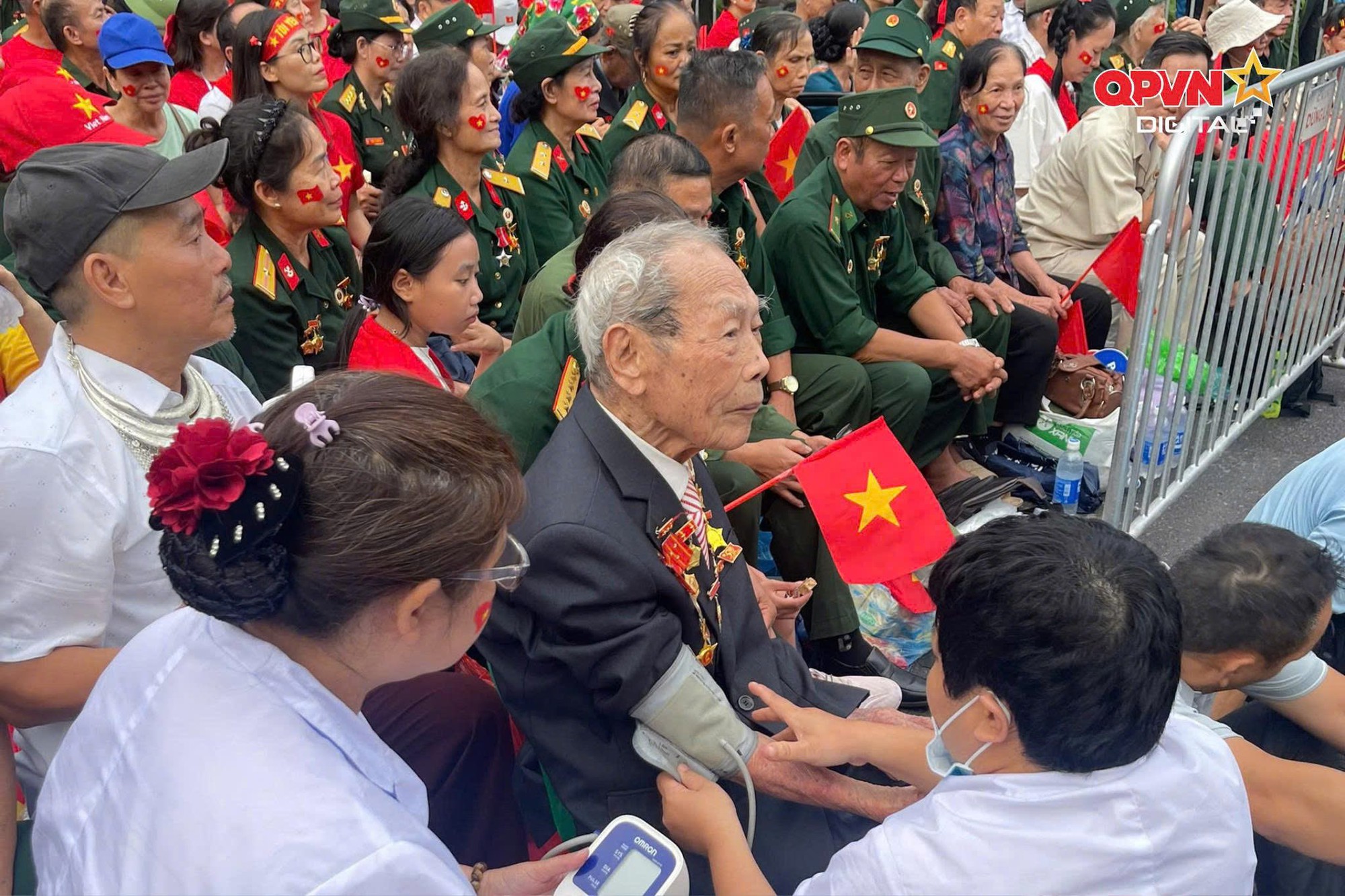 Hình ảnh người cựu binh chiến dịch Điện Biên 99 tuổi tại lễ tổng duyệt A80 được chia sẻ nhiều nhất trên MXH lúc này - Ảnh 4. Hình ảnh người cựu binh chiến dịch Điện Biên 99 tuổi tại lễ tổng duyệt A80 được chia sẻ nhiều nhất trên MXH lúc này - Ảnh 4.