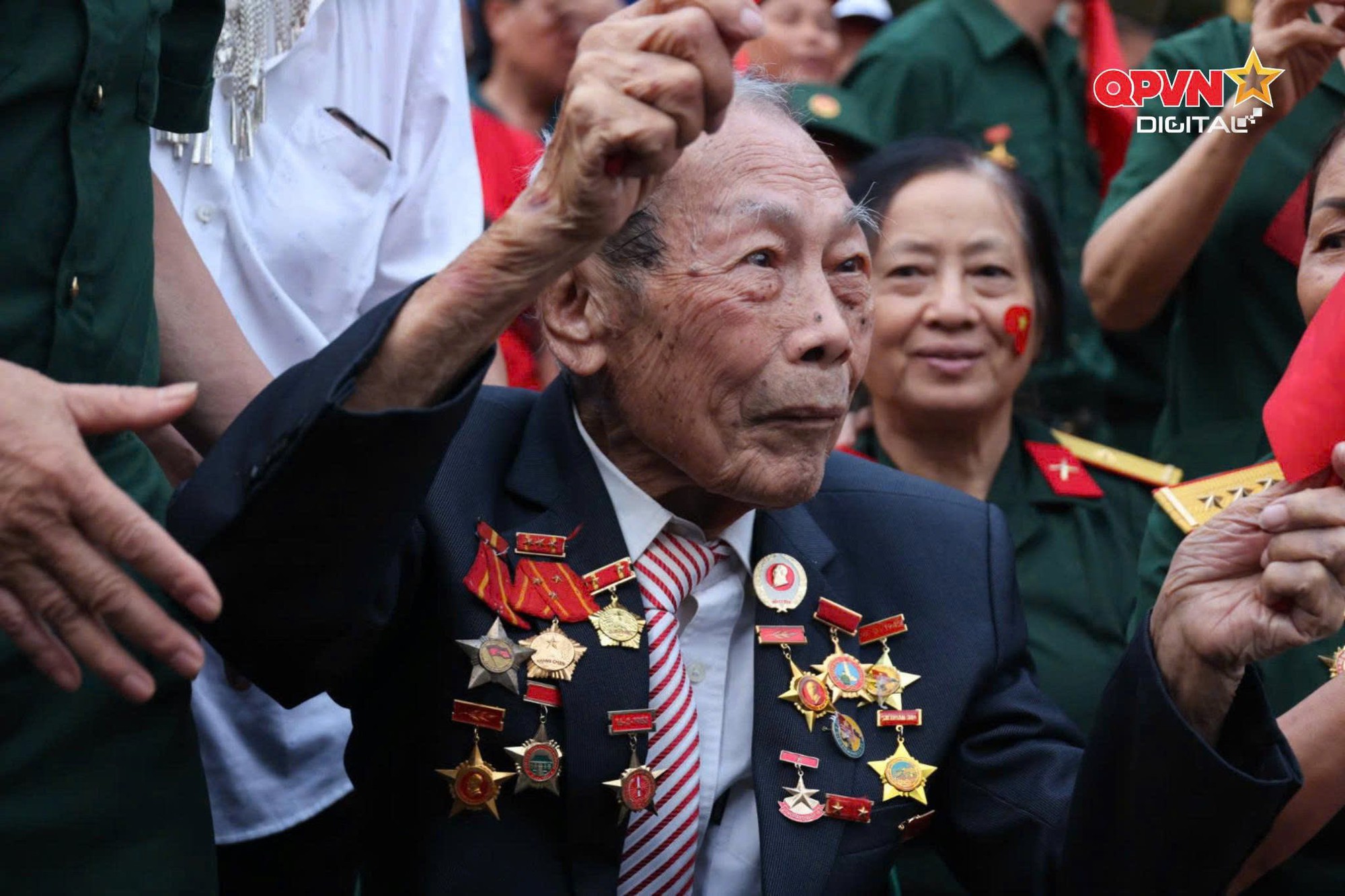 Hình ảnh người cựu binh chiến dịch Điện Biên 99 tuổi tại lễ tổng duyệt A80 được chia sẻ nhiều nhất trên MXH lúc này - Ảnh 3. Hình ảnh người cựu binh chiến dịch Điện Biên 99 tuổi tại lễ tổng duyệt A80 được chia sẻ nhiều nhất trên MXH lúc này - Ảnh 3.