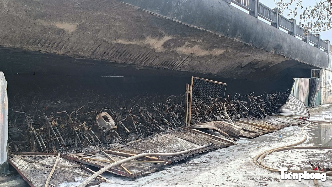 Cận cảnh hàng trăm xe máy bị lửa thiêu rụi trong bãi xe dưới cầu Vĩnh Tuy - Ảnh 13. Cận cảnh hàng trăm xe máy bị lửa thiêu rụi trong bãi xe dưới cầu Vĩnh Tuy - Ảnh 13.