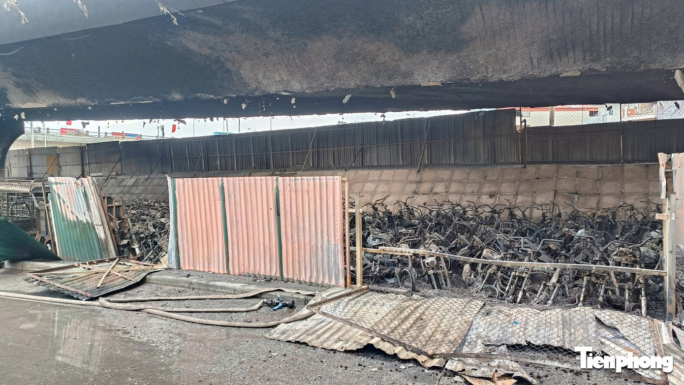 Cận cảnh hàng trăm xe máy bị lửa thiêu rụi trong bãi xe dưới cầu Vĩnh Tuy - Ảnh 6. Cận cảnh hàng trăm xe máy bị lửa thiêu rụi trong bãi xe dưới cầu Vĩnh Tuy - Ảnh 6.