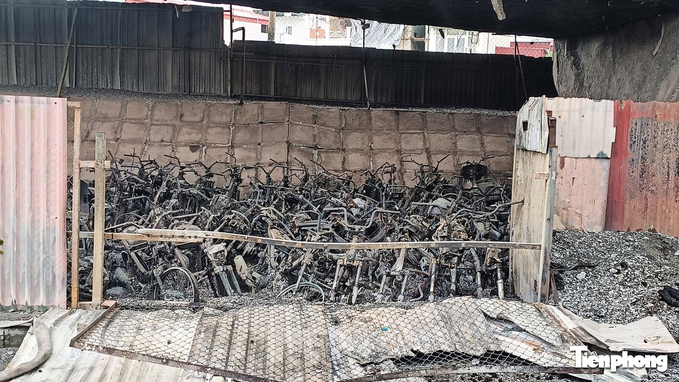 Cận cảnh hàng trăm xe máy bị lửa thiêu rụi trong bãi xe dưới cầu Vĩnh Tuy - Ảnh 7. Cận cảnh hàng trăm xe máy bị lửa thiêu rụi trong bãi xe dưới cầu Vĩnh Tuy - Ảnh 7.