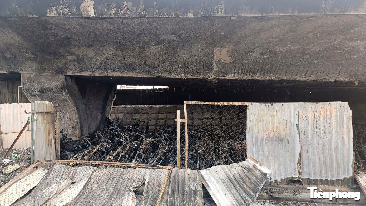 Cận cảnh hàng trăm xe máy bị lửa thiêu rụi trong bãi xe dưới cầu Vĩnh Tuy - Ảnh 10. Cận cảnh hàng trăm xe máy bị lửa thiêu rụi trong bãi xe dưới cầu Vĩnh Tuy - Ảnh 10.