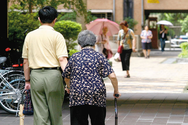 Sau 50 tuổi, tôi mới hiểu: Muốn con ngoan, cha mẹ tốt nhất phải "hư"! - Ảnh 1. Sau 50 tuổi, tôi mới hiểu: Muốn con ngoan, cha mẹ tốt nhất phải "hư"! - Ảnh 1.