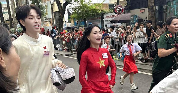 Hòa Minzy "khoe thể lực" trong buổi tổng duyệt diễu binh nhưng đôi guốc trên tay Đức Phúc mới là tâm điểm - Ảnh 1. Hòa Minzy "khoe thể lực" trong buổi tổng duyệt diễu binh nhưng đôi guốc trên tay Đức Phúc mới là tâm điểm - Ảnh 1.