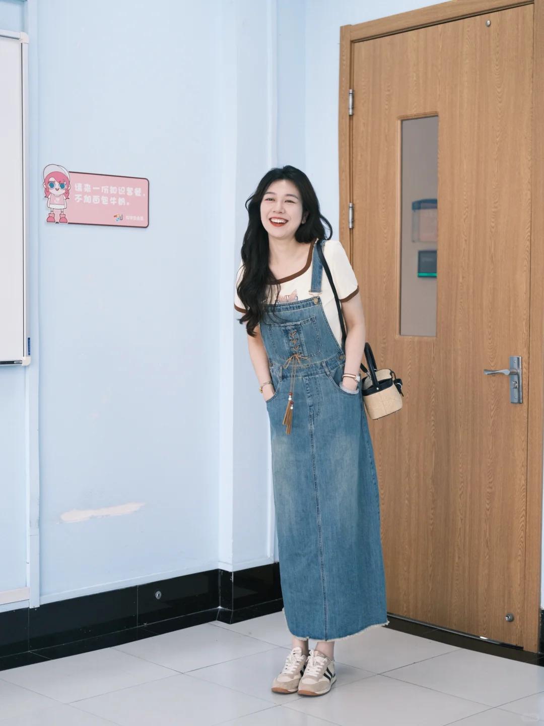 Đầu hè không thể thiếu: Váy denim – "thần phẩm" giúp trẻ hóa, dễ phối, che khuyết điểm và mang lại vẻ ngoài tươi trẻ - Ảnh 4. Đầu hè không thể thiếu: Váy denim – "thần phẩm" giúp trẻ hóa, dễ phối, che khuyết điểm và mang lại vẻ ngoài tươi trẻ - Ảnh 4.