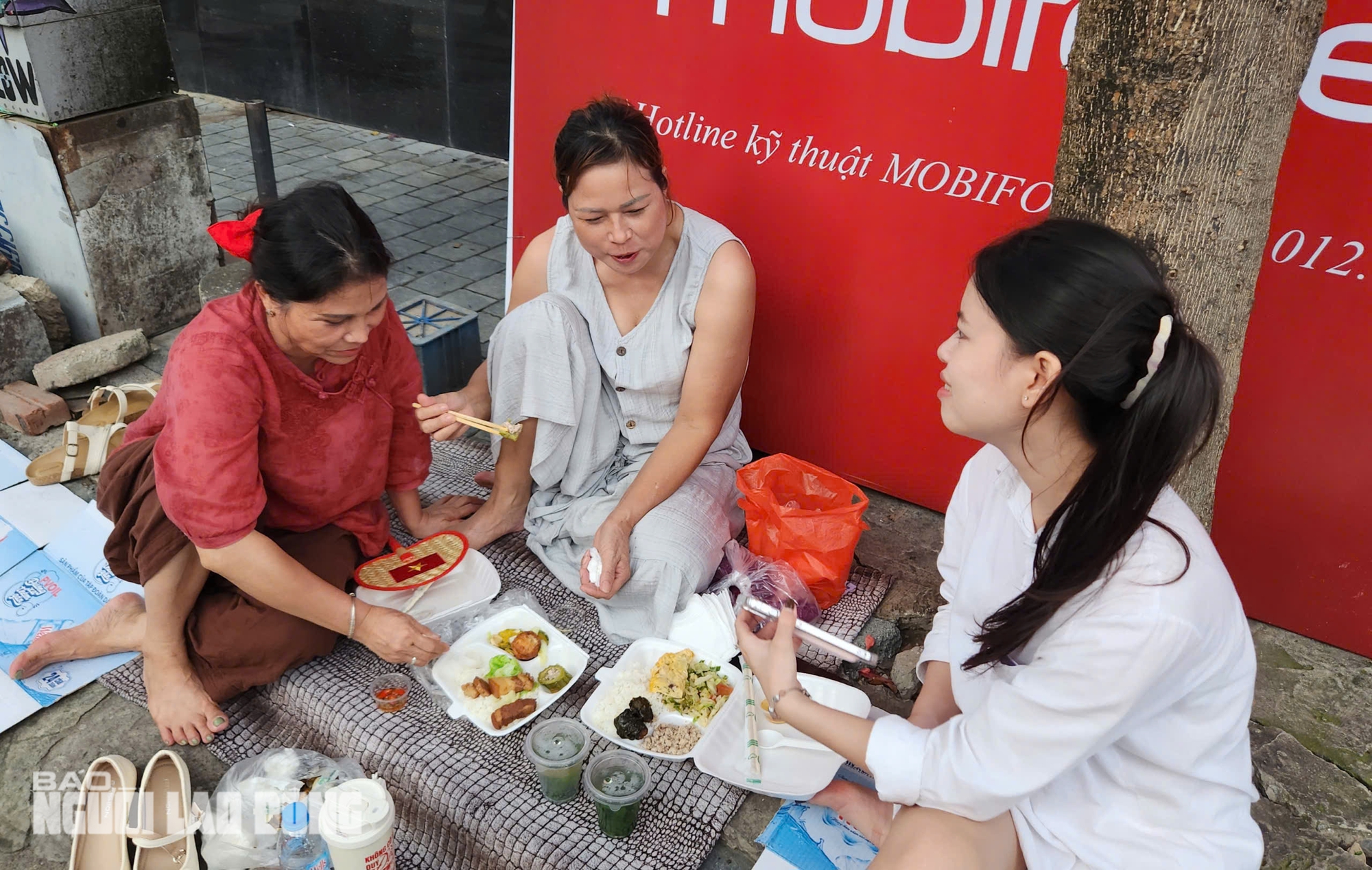 Người dân Hà Nội đổ về giữ chỗ xem lễ duyệt binh Quốc khánh 80 năm - Ảnh 1. Người dân Hà Nội đổ về giữ chỗ xem lễ duyệt binh Quốc khánh 80 năm - Ảnh 1.