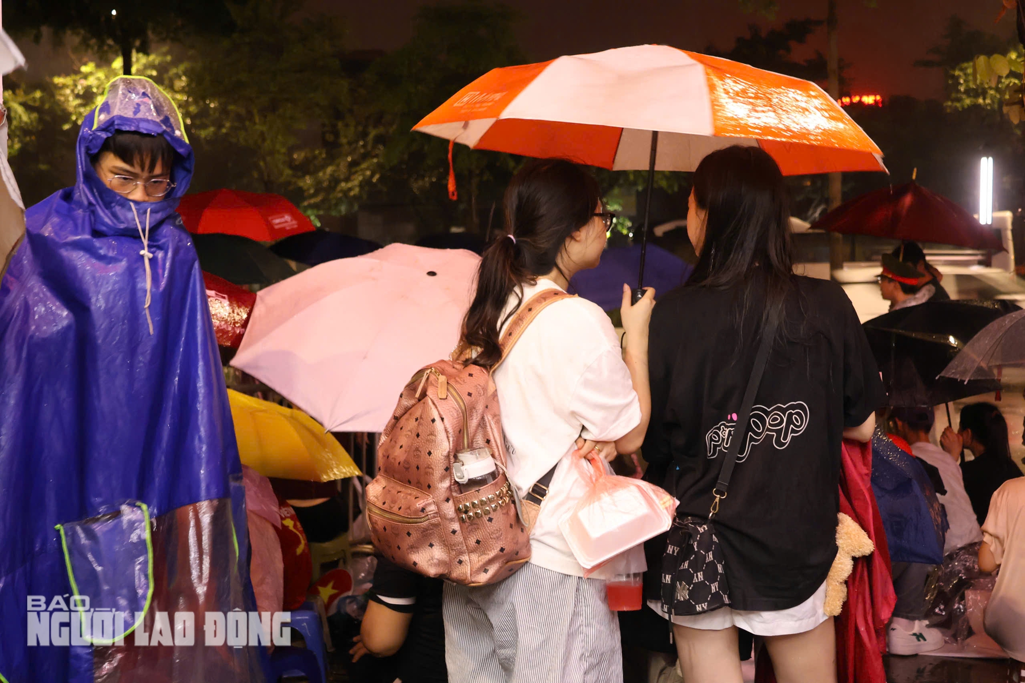 Người dân Hà Nội đổ về giữ chỗ xem lễ duyệt binh Quốc khánh 80 năm - Ảnh 8. Người dân Hà Nội đổ về giữ chỗ xem lễ duyệt binh Quốc khánh 80 năm - Ảnh 8.