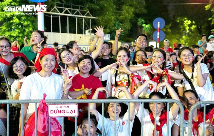 Cần mang theo những gì khi đi xem diễu binh, diễu hành để giữ sức khỏe? - Ảnh 2. Cần mang theo những gì khi đi xem diễu binh, diễu hành để giữ sức khỏe? - Ảnh 2.