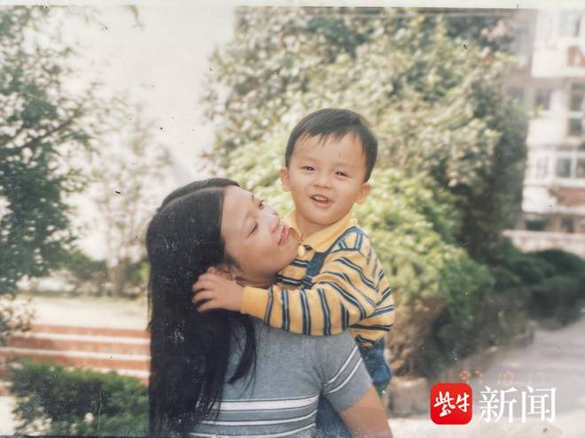 Bà mẹ treo thưởng căn hộ ở trung tâm Thượng Hải để tìm con trai bị bắt cóc 26 năm trước - Ảnh 2. Bà mẹ treo thưởng căn hộ ở trung tâm Thượng Hải để tìm con trai bị bắt cóc 26 năm trước - Ảnh 2.