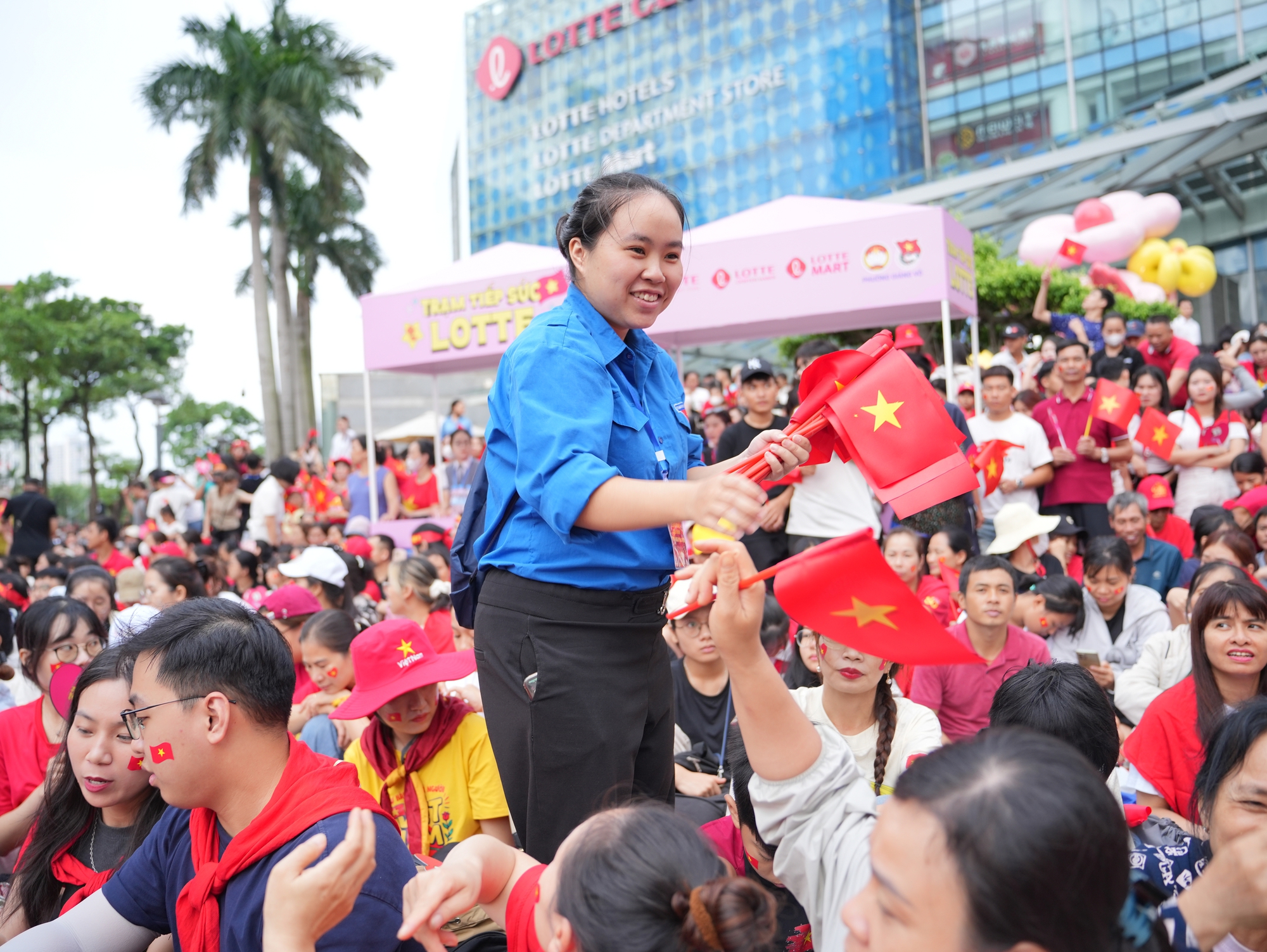 Lotte miễn phí 5000 phần quà cho người dân theo dõi duyệt binh Quốc Khánh 2/9- Ảnh 2. Lotte miễn phí 5000 phần quà cho người dân theo dõi duyệt binh Quốc Khánh 2/9- Ảnh 2.