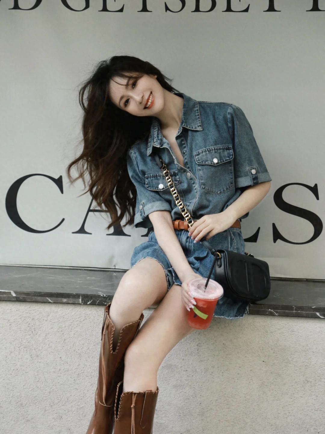 Đầu hè không thể thiếu: Váy denim – "thần phẩm" giúp trẻ hóa, dễ phối, che khuyết điểm và mang lại vẻ ngoài tươi trẻ - Ảnh 1. Đầu hè không thể thiếu: Váy denim – "thần phẩm" giúp trẻ hóa, dễ phối, che khuyết điểm và mang lại vẻ ngoài tươi trẻ - Ảnh 1.