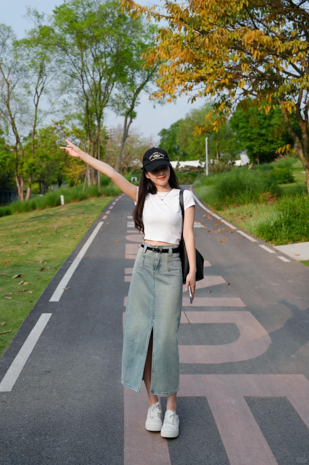 Đầu hè không thể thiếu: Váy denim – "thần phẩm" giúp trẻ hóa, dễ phối, che khuyết điểm và mang lại vẻ ngoài tươi trẻ - Ảnh 8. Đầu hè không thể thiếu: Váy denim – "thần phẩm" giúp trẻ hóa, dễ phối, che khuyết điểm và mang lại vẻ ngoài tươi trẻ - Ảnh 8.