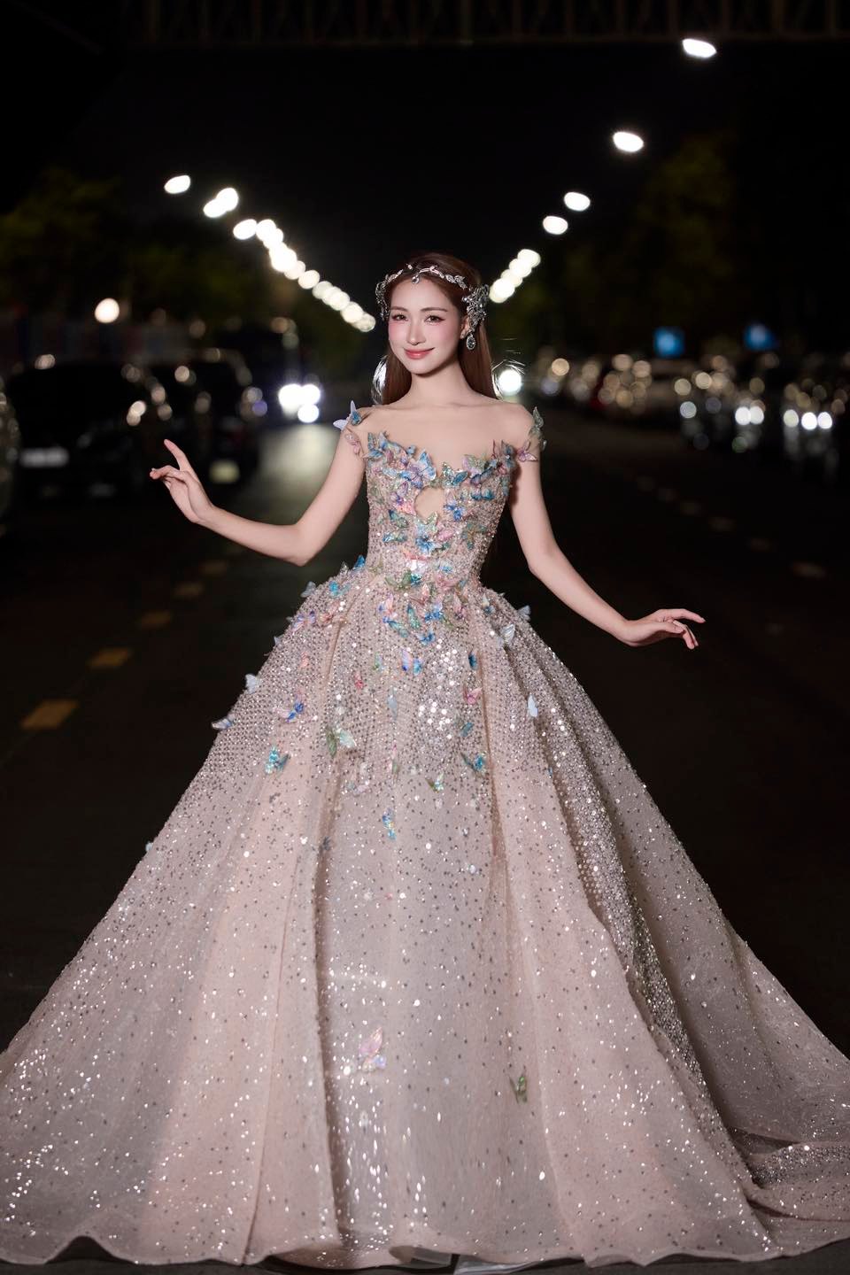 hoa-minzy-da-trang-sang-cang-bong-nho-uong-collagen3-17565197813851838121695.jpg