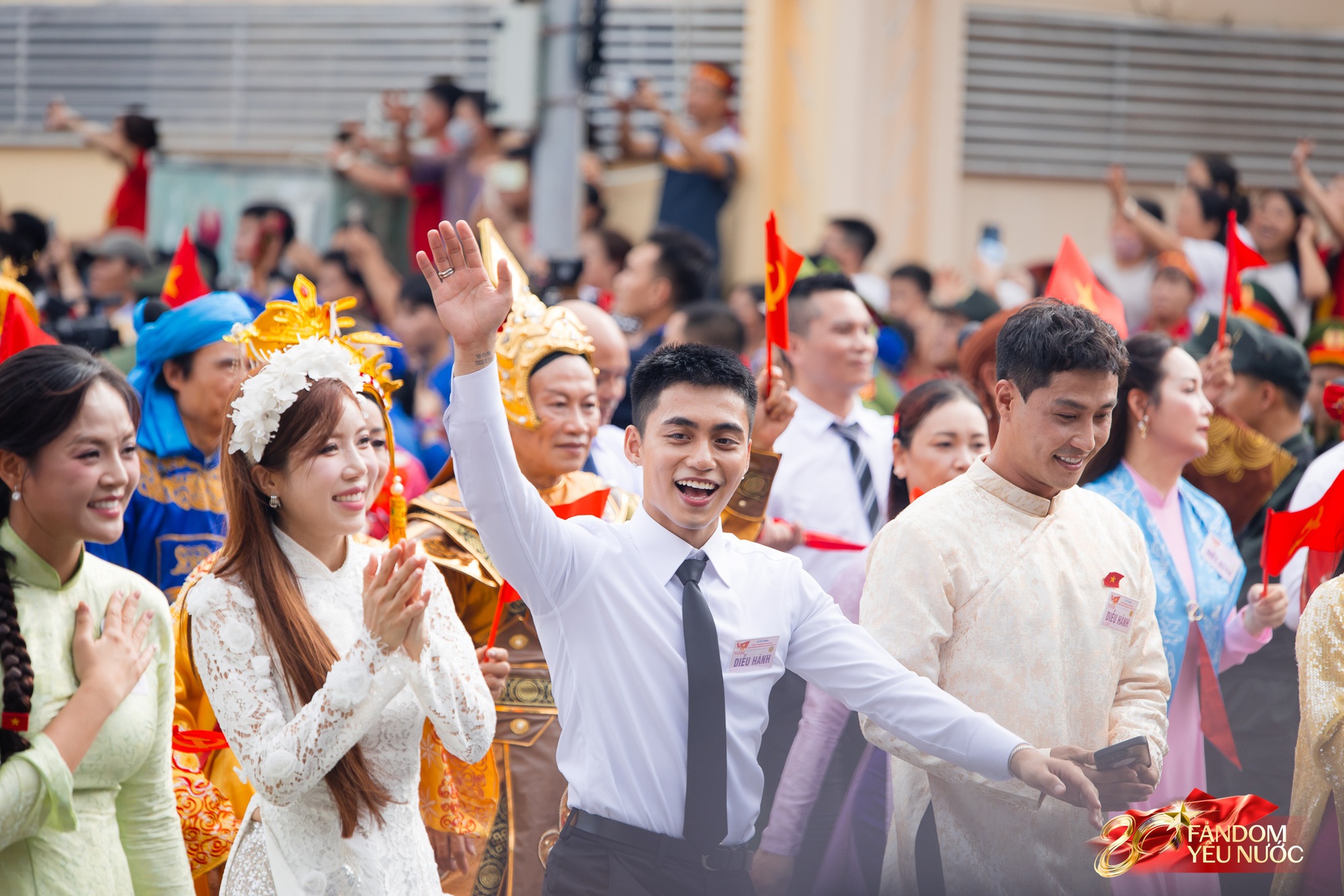 Đen Vâu ghi điểm vì 1 hành động cực tinh tế với chiến sĩ công an làm nhiệm vụ tổng duyệt A80- Ảnh 4. Đen Vâu ghi điểm vì 1 hành động cực tinh tế với chiến sĩ công an làm nhiệm vụ tổng duyệt A80- Ảnh 4.
