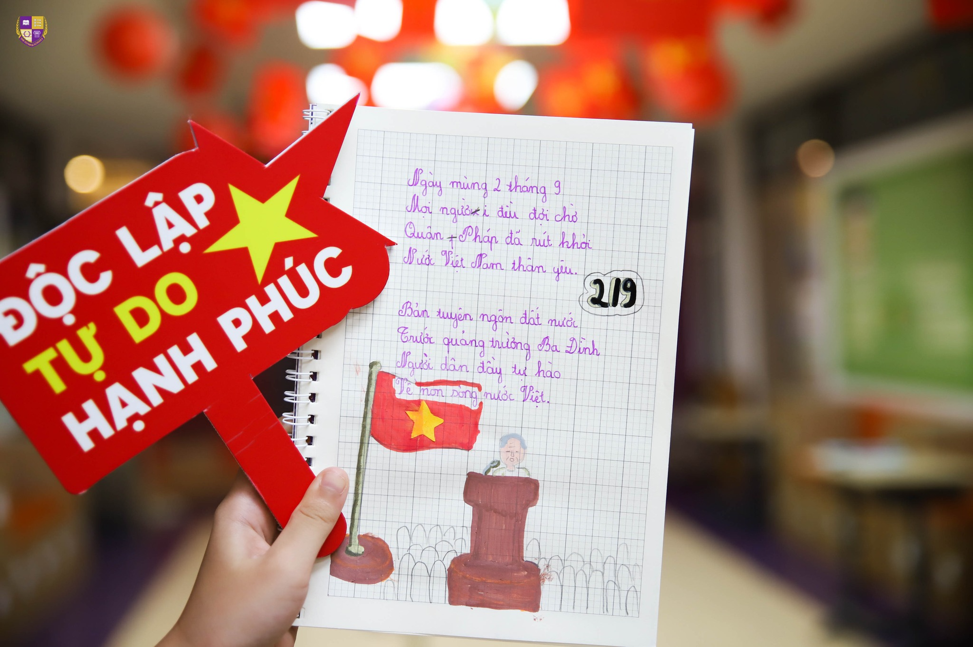 Sắc cờ hoa rực rỡ khắp sân trường, lớp học mừng đại lễ Quốc khánh 2/9 - Ảnh 3. Sắc cờ hoa rực rỡ khắp sân trường, lớp học mừng đại lễ Quốc khánh 2/9 - Ảnh 3.