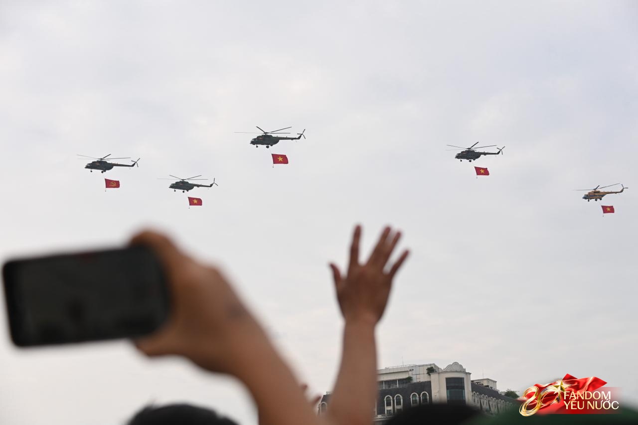 Clip mãn nhãn: Tiêm kích SU-30MK2 lần đầu thả bẫy nhiệt trên bầu trời Quảng trường Ba Đình, người dân nín thở dõi theo - Ảnh 2. Clip mãn nhãn: Tiêm kích SU-30MK2 lần đầu thả bẫy nhiệt trên bầu trời Quảng trường Ba Đình, người dân nín thở dõi theo - Ảnh 2.