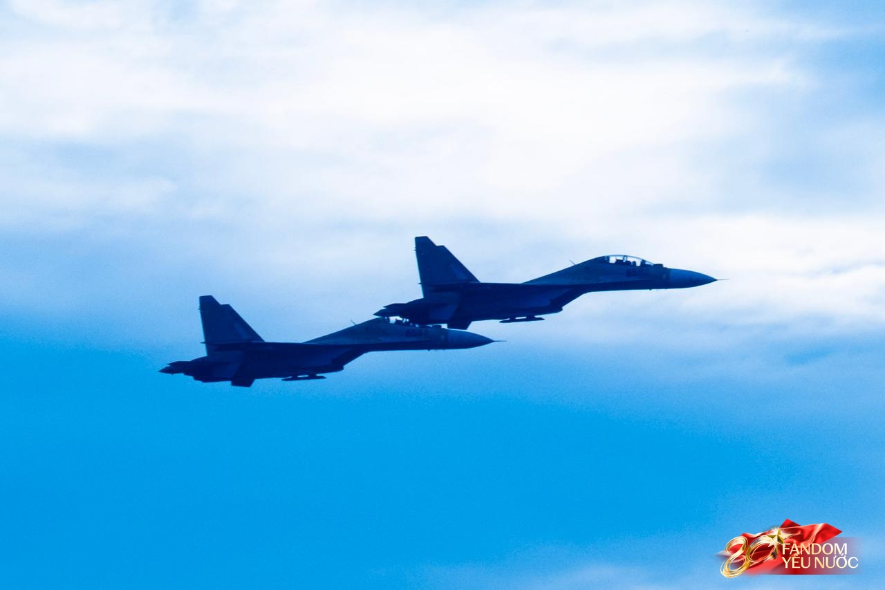 Clip mãn nhãn: Tiêm kích SU-30MK2 lần đầu thả bẫy nhiệt trên bầu trời Quảng trường Ba Đình, người dân nín thở dõi theo - Ảnh 9. Clip mãn nhãn: Tiêm kích SU-30MK2 lần đầu thả bẫy nhiệt trên bầu trời Quảng trường Ba Đình, người dân nín thở dõi theo - Ảnh 9.