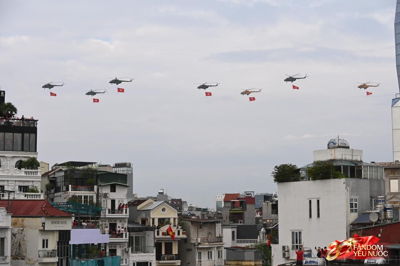 Clip mãn nhãn: Tiêm kích SU-30MK2 lần đầu thả bẫy nhiệt trên bầu trời Quảng trường Ba Đình, người dân nín thở dõi theo - Ảnh 3. Clip mãn nhãn: Tiêm kích SU-30MK2 lần đầu thả bẫy nhiệt trên bầu trời Quảng trường Ba Đình, người dân nín thở dõi theo - Ảnh 3.