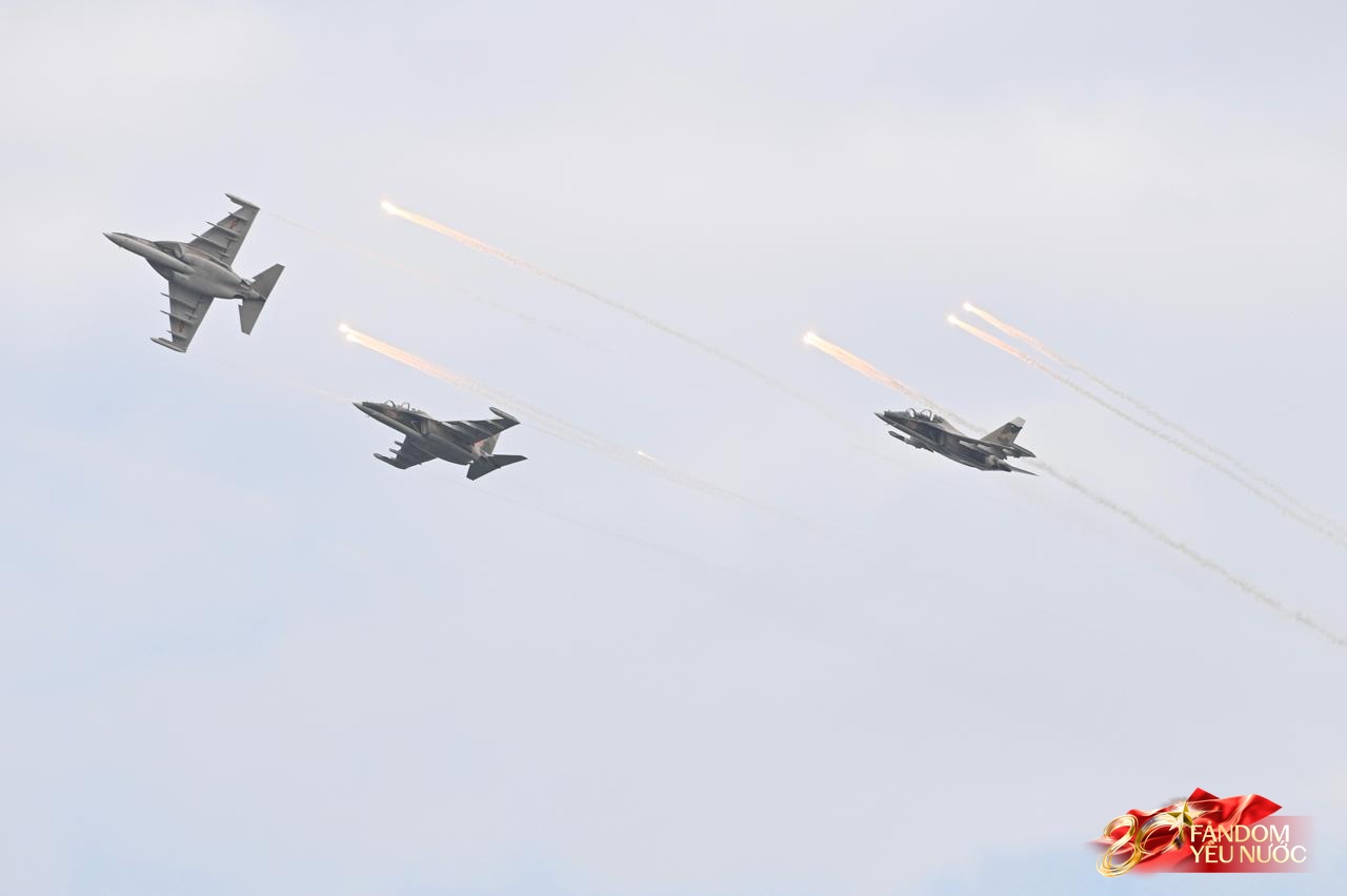 Clip mãn nhãn: Tiêm kích SU-30MK2 lần đầu thả bẫy nhiệt trên bầu trời Quảng trường Ba Đình, người dân nín thở dõi theo - Ảnh 12. Clip mãn nhãn: Tiêm kích SU-30MK2 lần đầu thả bẫy nhiệt trên bầu trời Quảng trường Ba Đình, người dân nín thở dõi theo - Ảnh 12.
