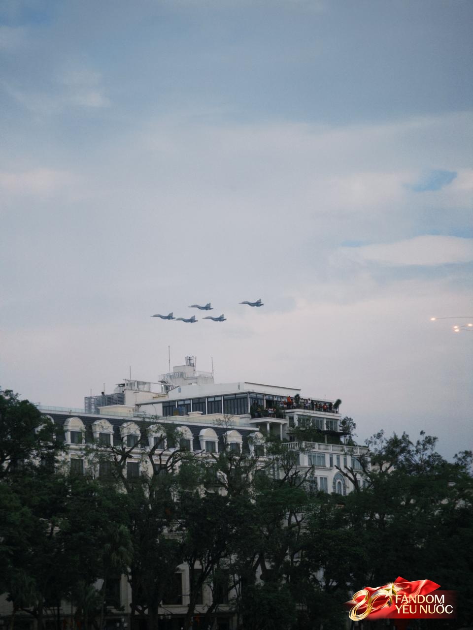 Clip mãn nhãn: Tiêm kích SU-30MK2 lần đầu thả bẫy nhiệt trên bầu trời Quảng trường Ba Đình, người dân nín thở dõi theo - Ảnh 5. Clip mãn nhãn: Tiêm kích SU-30MK2 lần đầu thả bẫy nhiệt trên bầu trời Quảng trường Ba Đình, người dân nín thở dõi theo - Ảnh 5.