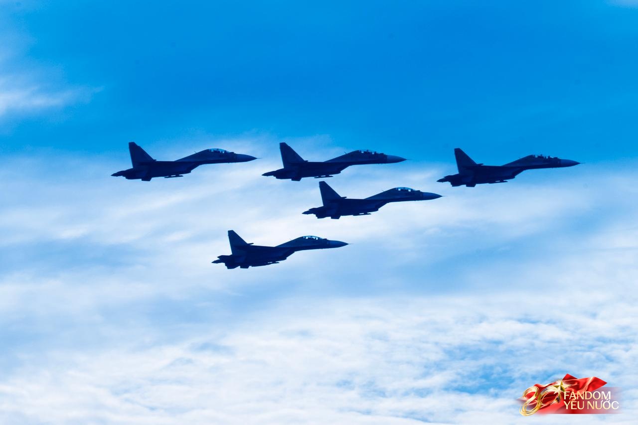 Clip mãn nhãn: Tiêm kích SU-30MK2 lần đầu thả bẫy nhiệt trên bầu trời Quảng trường Ba Đình, người dân nín thở dõi theo - Ảnh 8. Clip mãn nhãn: Tiêm kích SU-30MK2 lần đầu thả bẫy nhiệt trên bầu trời Quảng trường Ba Đình, người dân nín thở dõi theo - Ảnh 8.
