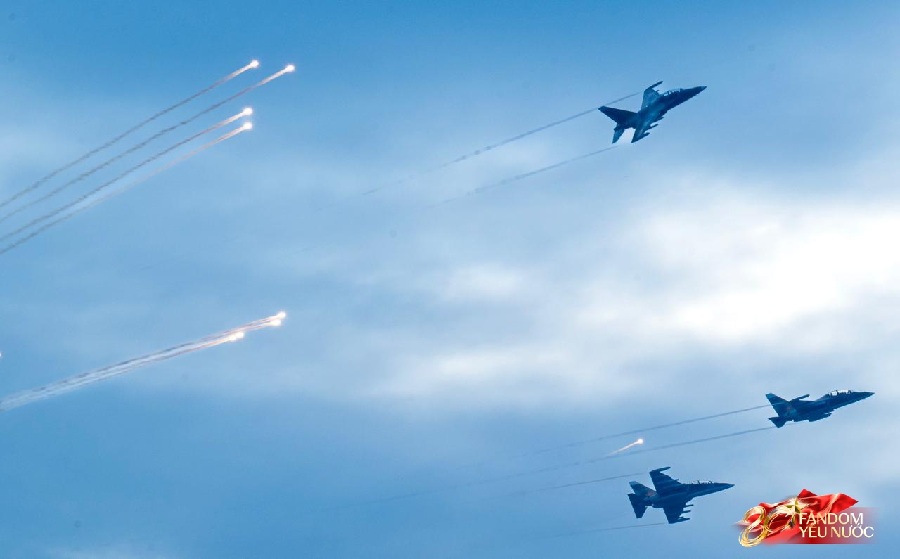 Clip mãn nhãn: Tiêm kích SU-30MK2 lần đầu thả bẫy nhiệt trên bầu trời Quảng trường Ba Đình, người dân nín thở dõi theo - Ảnh 6. Clip mãn nhãn: Tiêm kích SU-30MK2 lần đầu thả bẫy nhiệt trên bầu trời Quảng trường Ba Đình, người dân nín thở dõi theo - Ảnh 6.