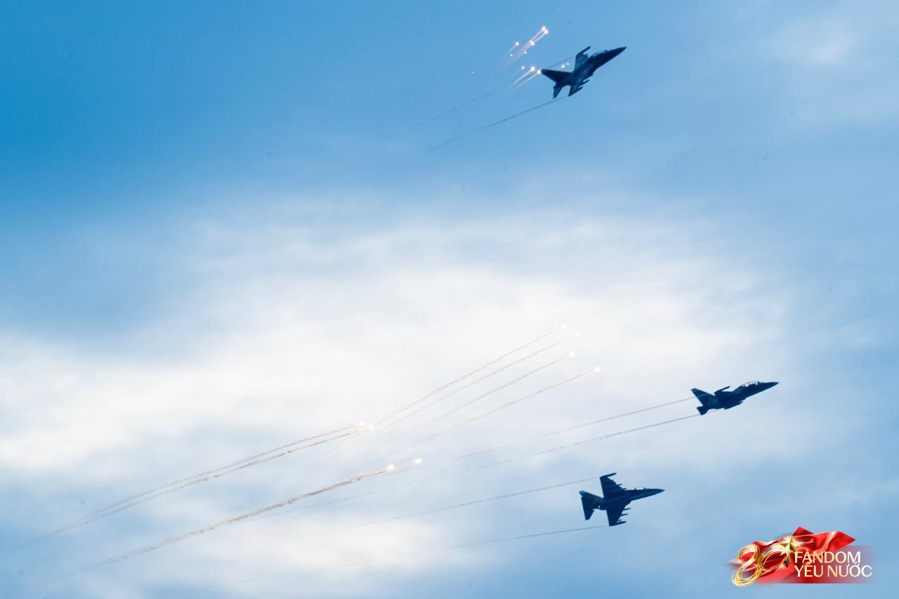 Clip mãn nhãn: Tiêm kích SU-30MK2 lần đầu thả bẫy nhiệt trên bầu trời Quảng trường Ba Đình, người dân nín thở dõi theo - Ảnh 10. Clip mãn nhãn: Tiêm kích SU-30MK2 lần đầu thả bẫy nhiệt trên bầu trời Quảng trường Ba Đình, người dân nín thở dõi theo - Ảnh 10.