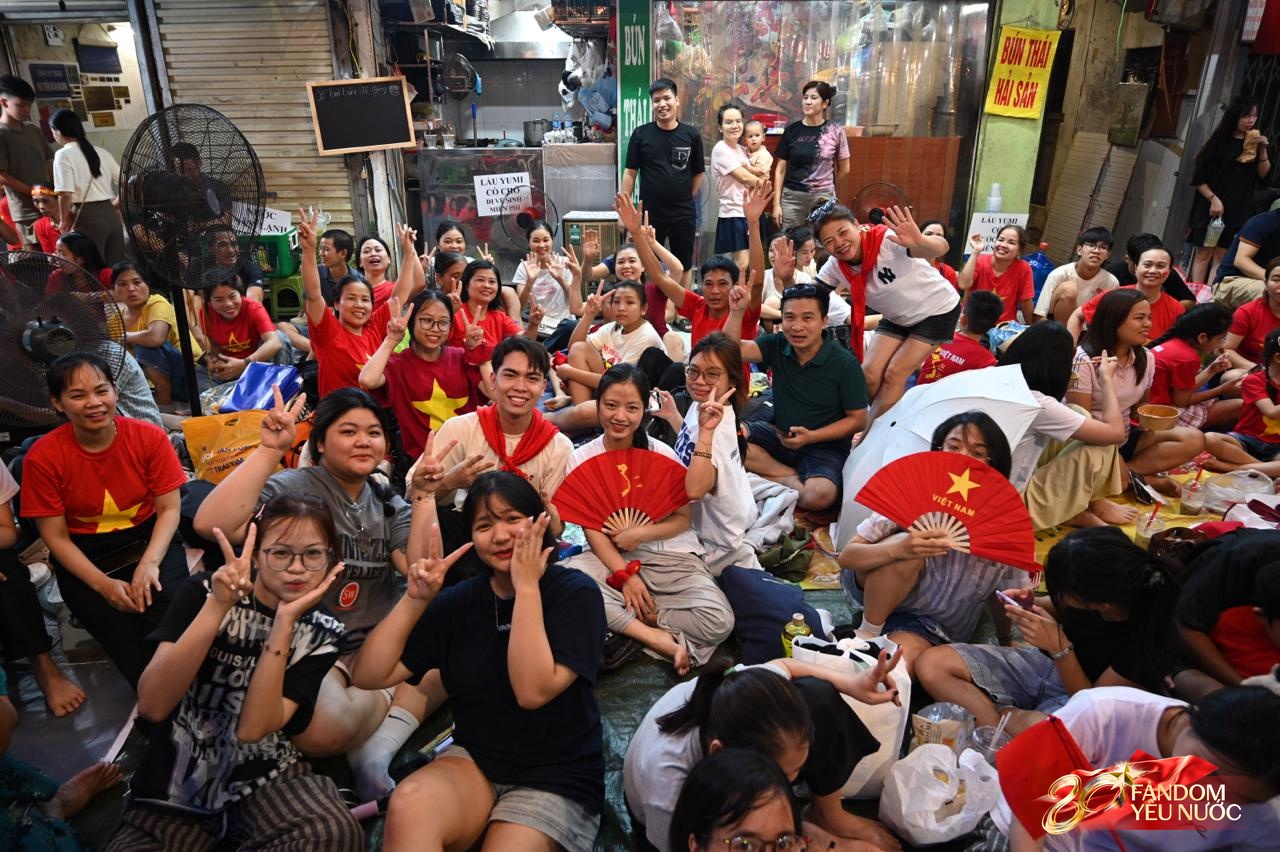 Cảnh hậu trường "đắt giá" trong doanh trại chiến sĩ đêm trước Tổng duyệt - Ảnh 1. Cảnh hậu trường "đắt giá" trong doanh trại chiến sĩ đêm trước Tổng duyệt - Ảnh 1.