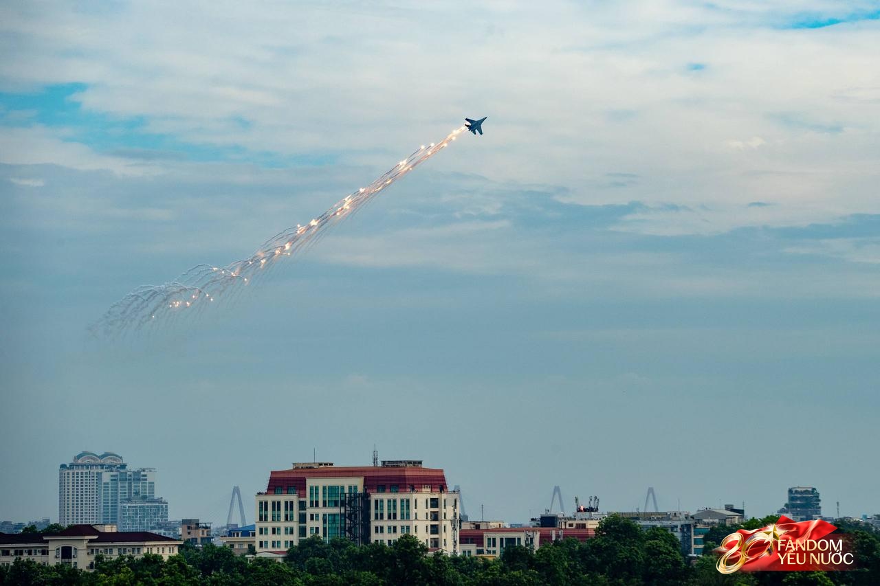 Clip mãn nhãn: Tiêm kích SU-30MK2 lần đầu thả bẫy nhiệt trên bầu trời Quảng trường Ba Đình, người dân nín thở dõi theo - Ảnh 13. Clip mãn nhãn: Tiêm kích SU-30MK2 lần đầu thả bẫy nhiệt trên bầu trời Quảng trường Ba Đình, người dân nín thở dõi theo - Ảnh 13.