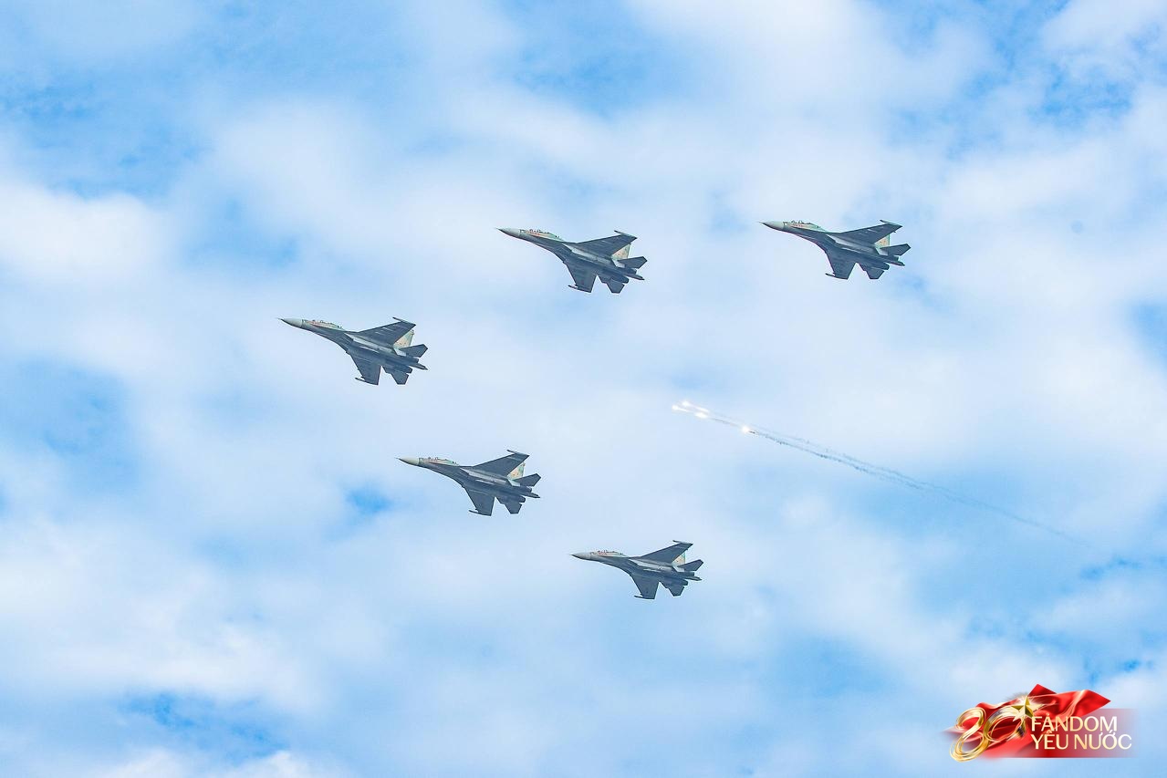 Clip mãn nhãn: Tiêm kích SU-30MK2 lần đầu thả bẫy nhiệt trên bầu trời Quảng trường Ba Đình, người dân nín thở dõi theo - Ảnh 14. Clip mãn nhãn: Tiêm kích SU-30MK2 lần đầu thả bẫy nhiệt trên bầu trời Quảng trường Ba Đình, người dân nín thở dõi theo - Ảnh 14.