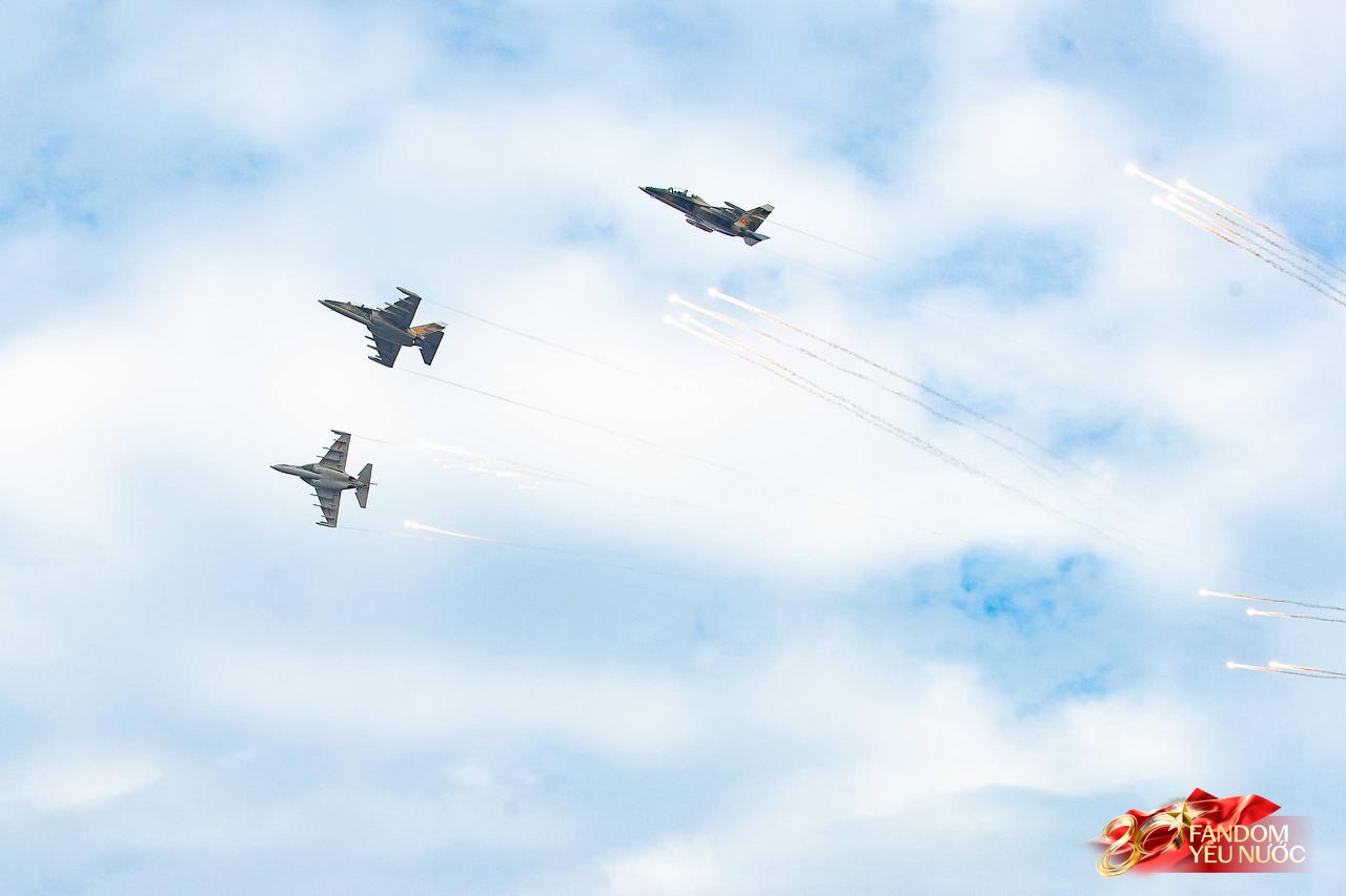 Clip mãn nhãn: Tiêm kích SU-30MK2 lần đầu thả bẫy nhiệt trên bầu trời Quảng trường Ba Đình, người dân nín thở dõi theo - Ảnh 15. Clip mãn nhãn: Tiêm kích SU-30MK2 lần đầu thả bẫy nhiệt trên bầu trời Quảng trường Ba Đình, người dân nín thở dõi theo - Ảnh 15.