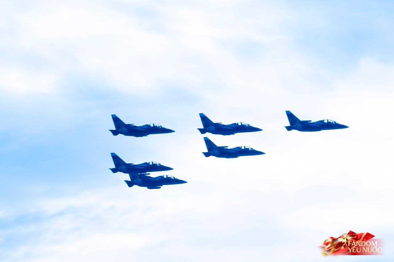 Clip mãn nhãn: Tiêm kích SU-30MK2 lần đầu thả bẫy nhiệt trên bầu trời Quảng trường Ba Đình, người dân nín thở dõi theo - Ảnh 7. Clip mãn nhãn: Tiêm kích SU-30MK2 lần đầu thả bẫy nhiệt trên bầu trời Quảng trường Ba Đình, người dân nín thở dõi theo - Ảnh 7.